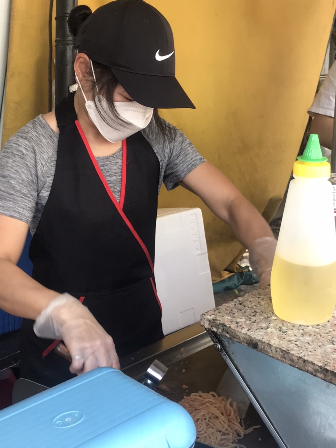 準備餐點的老闆娘