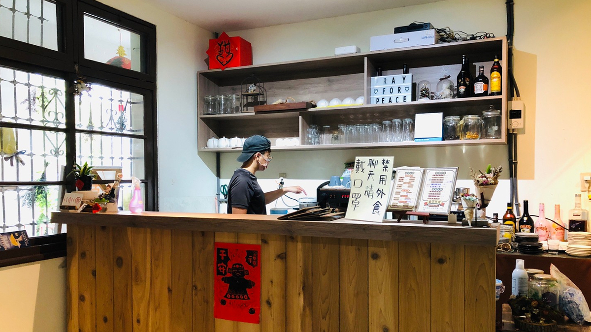 憨癡甜點櫃台